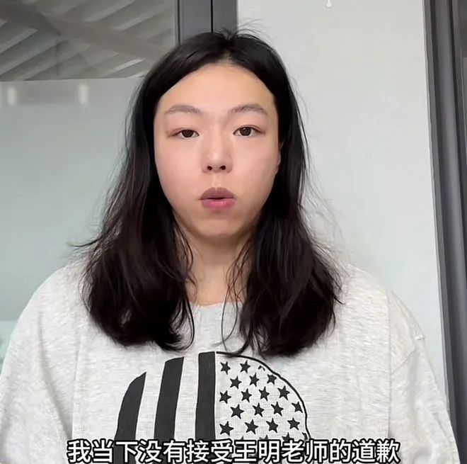 健美圈502紧身裤瓜!女教练抱团诬告男学员X骚扰,看到对方老婆照片后心态炸了