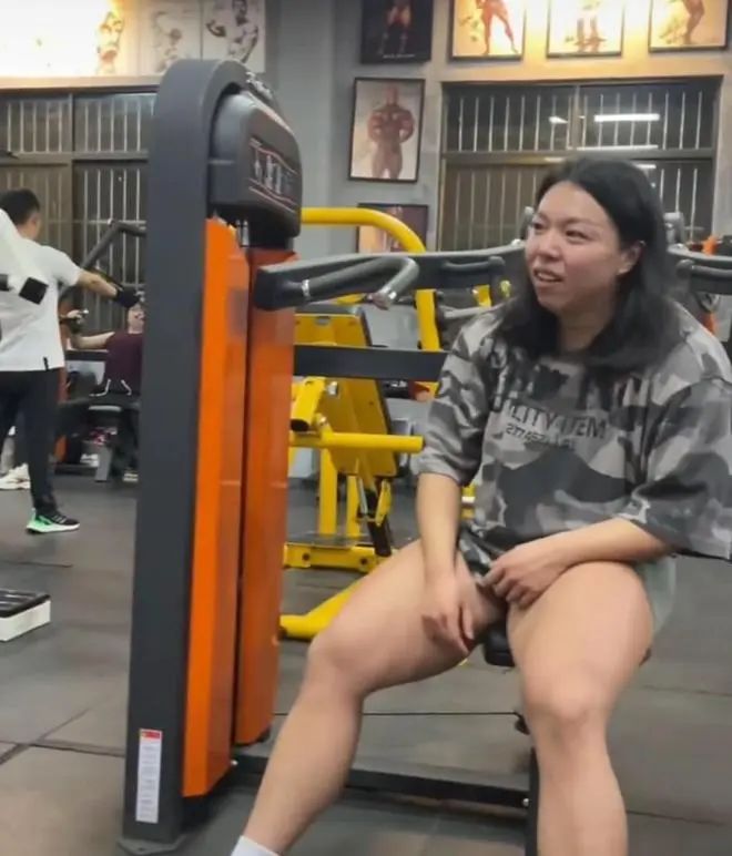健美圈502紧身裤瓜!女教练抱团诬告男学员X骚扰,看到对方老婆照片后心态炸了