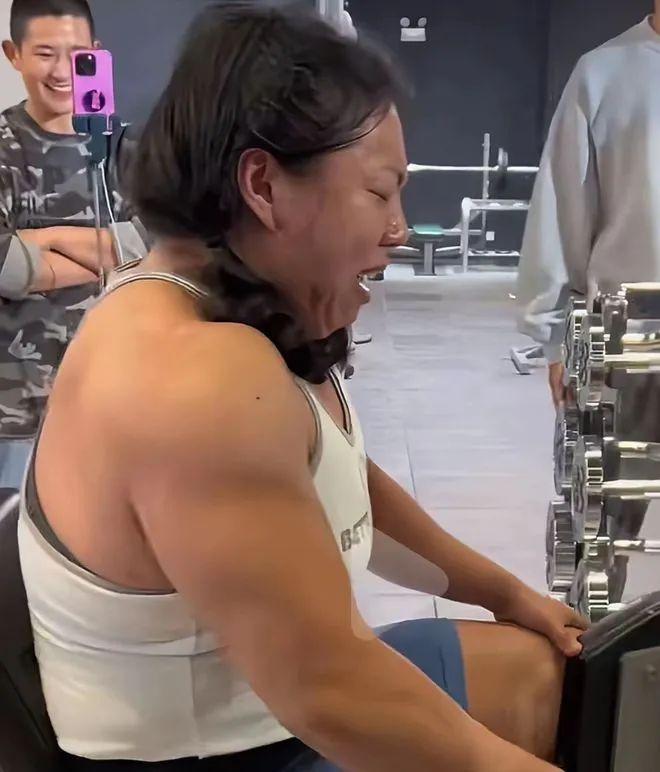 健美圈502紧身裤瓜！女教练抱团诬告男学员X骚扰，看到对方老婆照片后心态炸了                                                              